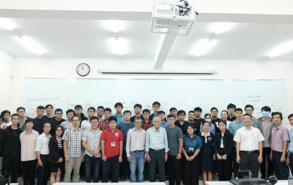 PROFESSOR PHAN THÀNH NAM CONNECTS WITH STUDENTS AT THE FACULTY OF MATHEMATICS AND COMPUTER SCIENCE