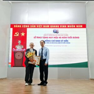 PROF.DR ĐINH SỸ HIỀN RECEIVED THE 45-YEARS-HERALDRY OF THE COMMUNIST PARTY OF VIET NAM