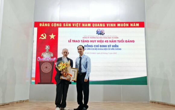 PROF. ĐINH SỸ HIỀN RECEIVED THE 45-YEAR HERALDRY OF THE COMMUNIST PARTY OF VIET NAM