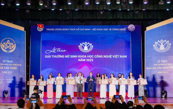 STUDENTS OF VNUHCM-UNIVERSITY OF SCIENCE HONOURED WITH VIETNAMESE WOMEN’S SCIENCE AND TECHNOLOGY AWARD