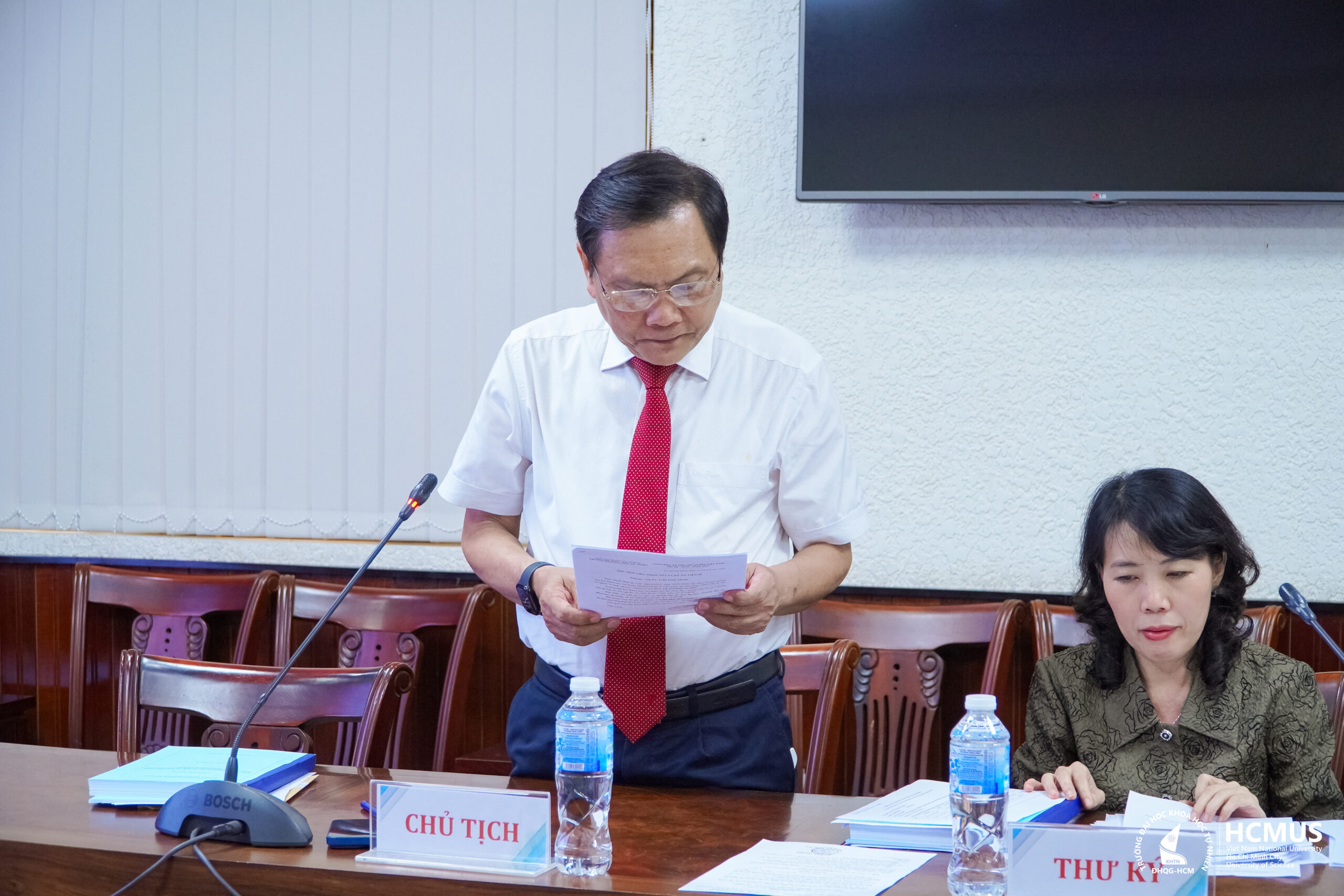 Prof. Trần Linh Thước (Faculty of Biology–Biotechnology), Chair of the Thesis Committee, delivering opening remarks.