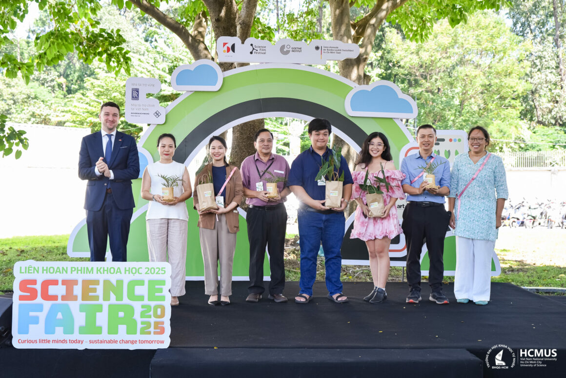 CAT_9895-scaled HCMUS FACULTY OF INTERDISCIPLINARY SCIENCES PROMOTES THE “GREEN CAREER” SPIRIT AT SCIENCE FAIR 2025