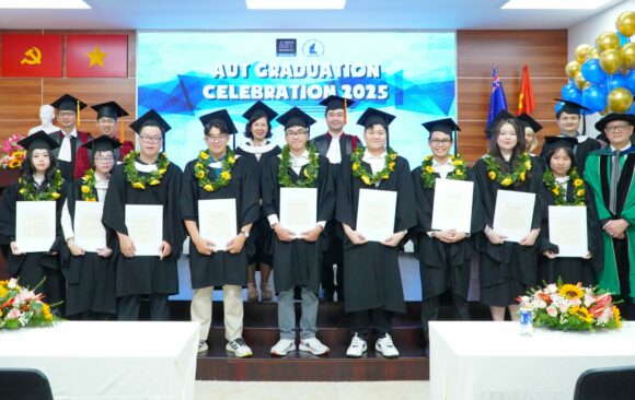 P4T08041-scaled VNUHCM-UNIVERSITY OF SCIENCE AND AUCKLAND UNIVERSITY OF TECHNOLOGY CELEBRATE 2025 INTERNATIONAL IT GRADUATES