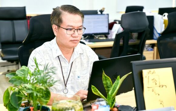 [OUTSTANDING ROLE MODELS] RETURNING TO FORGE THE FUTURE OF TECHNOLOGY