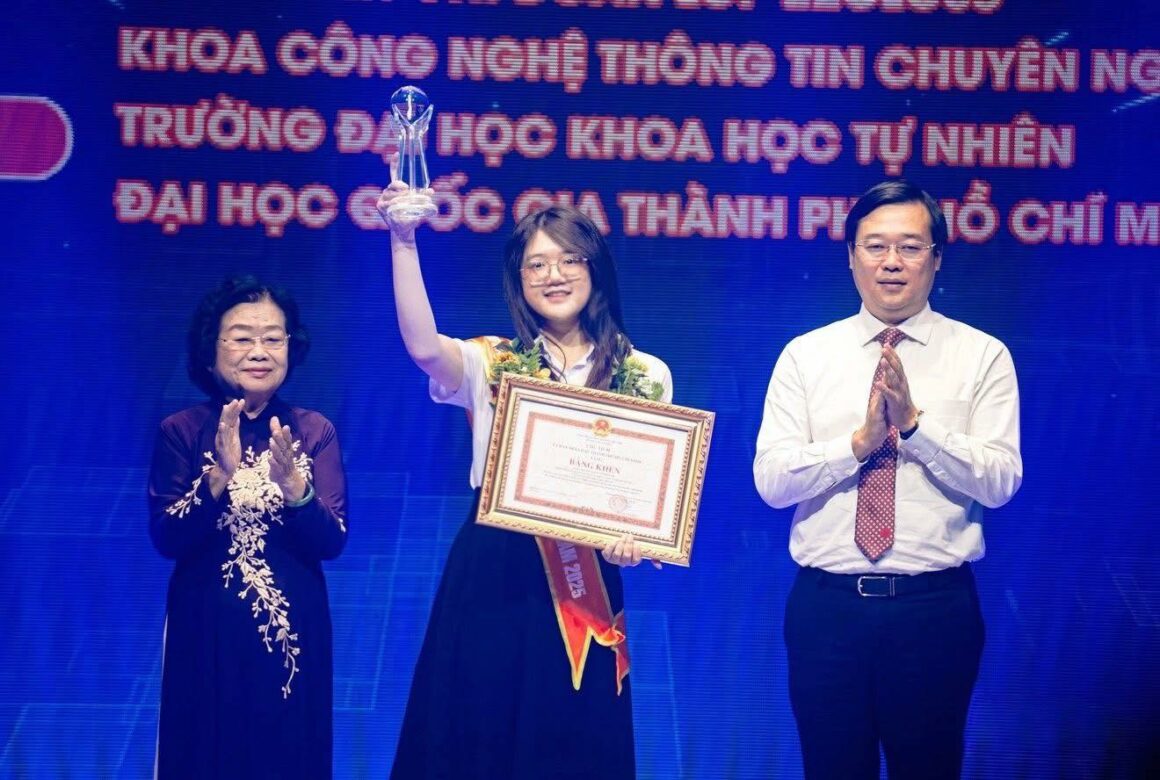 UNDERGRADUATE STUDENT FROM VNUHCM-UNIVERSITY OF SCIENCE HONOURED AS HO CHI MINH CITY OUTSTANDING YOUNG CITIZEN 2025