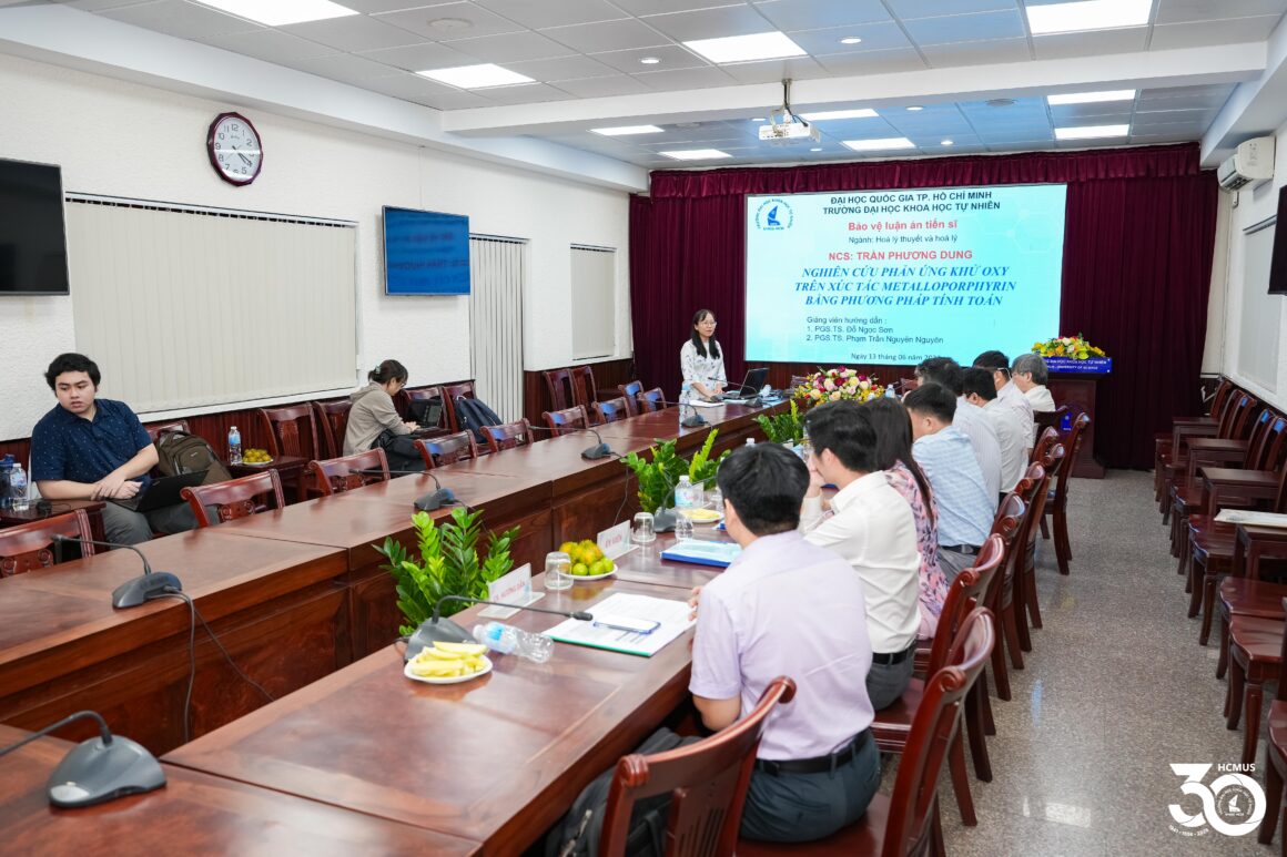 [DOCTORAL THESIS DEFENCE] DOCTORAL RESEARCHER TRẦN PHƯƠNG DUNG SUCCESSFULLY DEFENDS DOCTORAL THESIS IN THEORETICAL AND PHYSICAL CHEMISTRY