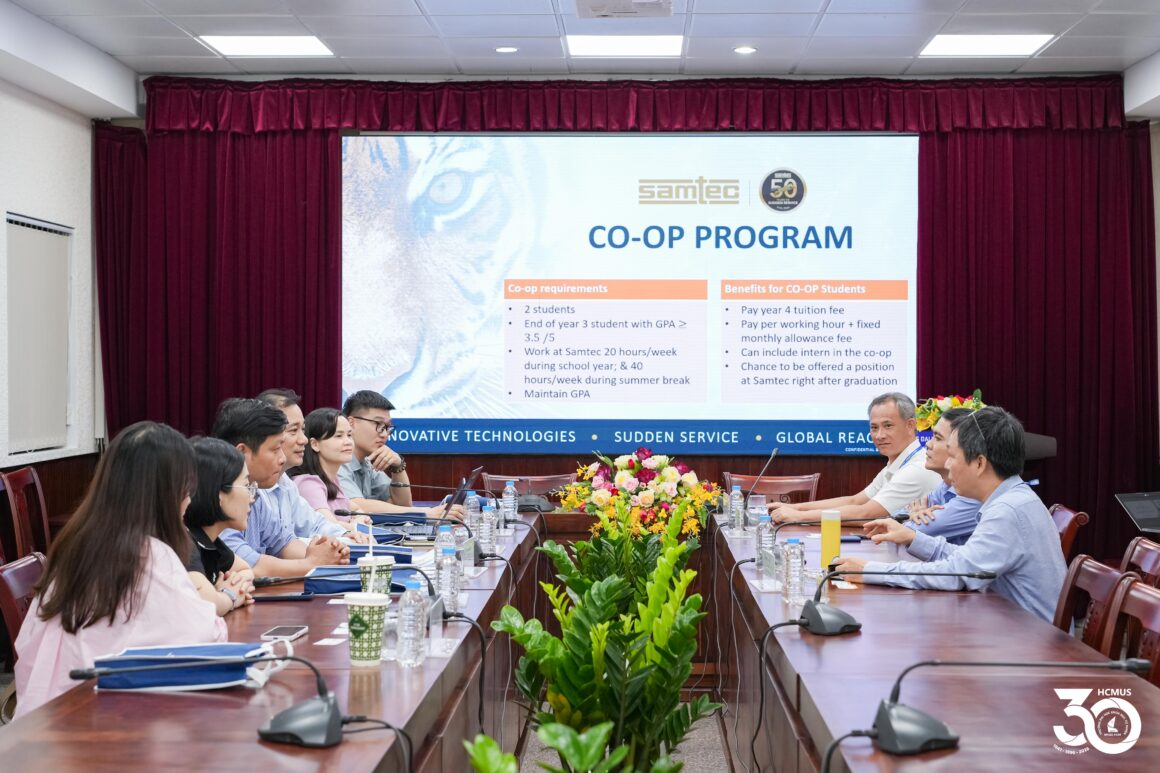 VNUHCM–UNIVERSITY OF SCIENCE AND SAMTEC VIET NAM DISCUSS EDUCATIONAL COOPERATION TO EXPAND CAREER OPPORTUNITIES FOR STUDENTS