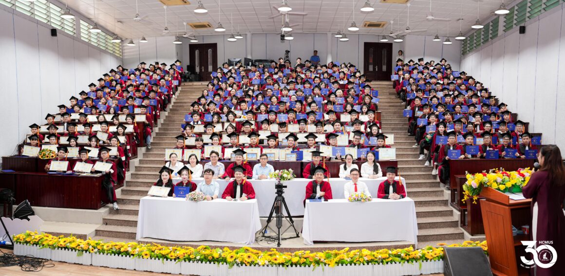 P4T00167-Pano 833 NEW GRADUATES OF VNUHCM–UNIVERSITY OF SCIENCE BEGIN A NEW CHAPTER