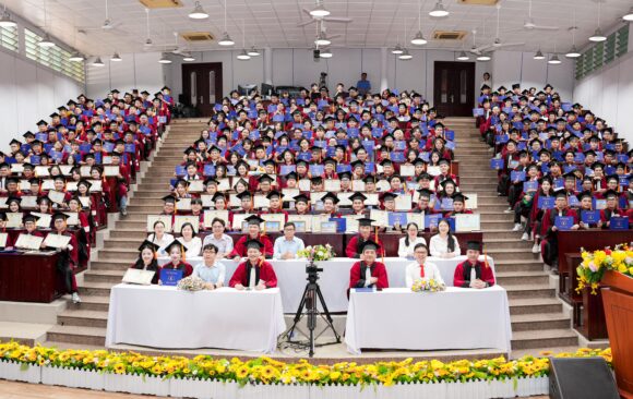 833 NEW GRADUATES OF VNUHCM–UNIVERSITY OF SCIENCE BEGIN A NEW CHAPTER